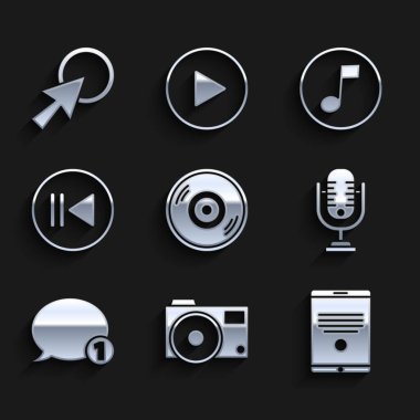 Vinil disk, fotoğraf makinesi, tablet, mikrofon, konuşma balonu sohbeti, geri sarma, müzik notası, ton ve ok imleç simgesi. Vektör