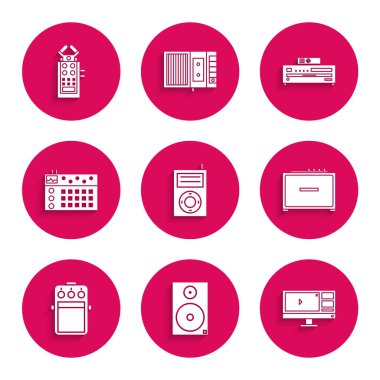 Müzik çalar, Stereo hoparlörü, Video kaydedici veya düzenleyici yazılımı monitörde, Gitar amplifikatörü, pedal, davul makinesi, CD ve mikrofon simgesini ayarlayın. Vektör