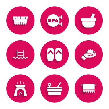 Flip flops, sauna kovası ve kepçe, askıda havlu, nilüfer çiçeği, Aroma mumu, merdiveni olan yüzme havuzu, havan topu ve ikon. Vektör