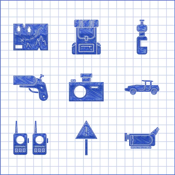 Set Cámara fotográfica, signo de exclamación en triángulo, cine, coche, walkie talkie, pistola de bengalas, botella de agua y mapa plegado con icono de ubicación. Vector — Vector de stock