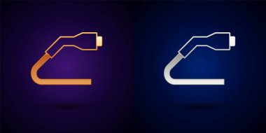 Altın ve gümüş elektrik kablosu şarj ikonu siyah arka planda izole edildi. Yenilenebilir ekolojik teknolojiler. Vektör