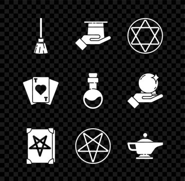 Cadıların süpürgesini, sihirbaz şapkasını, Davut 'un Yıldızı' nı, Antik büyü kitabını, Pentagram çemberini, lambayı ya da Aladdin 'i, aşk ikonu ile kart ve şişe oyununu oyna. Vektör