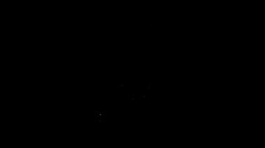 Siyah zemin üzerinde geri dönüşüm simgesi olan beyaz çizgili plastik torba. Geri dönüşüm sembollü çanta. 4K Video hareketli grafik canlandırması