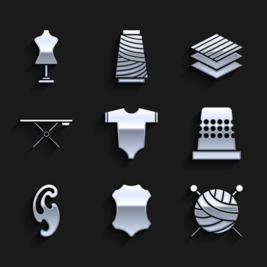 Bebek kıyafetleri, deri, örgü iğneli yün yumağı dikiş için yüksük, Fransız kıvrımları, ütü masası, kumaş rulo ve manken ikonu. Vektör