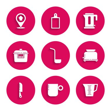 Mutfak kepçesi, kahve fincanı, ölçüm, tost makinesi, bıçak, ağır ateşte pişirme, elektrikli çaydanlık ve konum ikonlu şef şapkası. Vektör