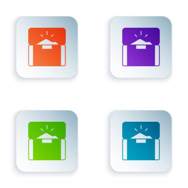 Beyaz arka planda izole edilmiş renkli Antika hazine sandığı simgesi. Altın sikkeli klasik tahta sandık. Kare düğmelere renkli simgeleri yerleştir. Vektör