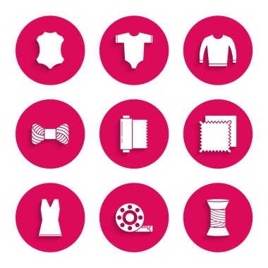 Tekstil kumaş rulosunu, mezurayı, dikiş ipliğini, kadın elbisesini, süveteri ve deri ikonunu ayarla. Vektör