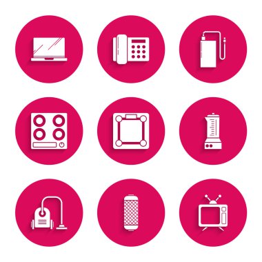 Banyo terazilerini, ses sistemi hoparlörünü, televizyonu, blenderi, elektrikli süpürgeyi, gaz sobasını, güç bankasını farklı şarj kablolu ve dizüstü bilgisayar simgesiyle ayarla. Vektör