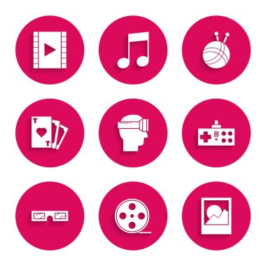 Sanal gerçeklik gözlükleri, film makarası, fotoğraf çerçeveleri, oyun platformu, 3 boyutlu sinema, kalp sembollü iskambil kartı, iplik topu örgü iğneleri ve video simgesi. Vektör