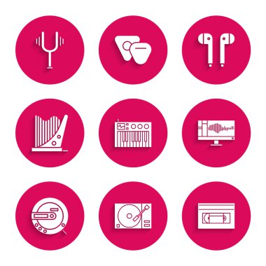 Müzik sentezleyiciyi ayarla, vinil diski olan vinil çalar, VHS video kaset teybi, ses veya ses kaydedici monitörde, CD, Harp, Air kulaklıkları ve müzikal akort çatalı simgesi. Vektör