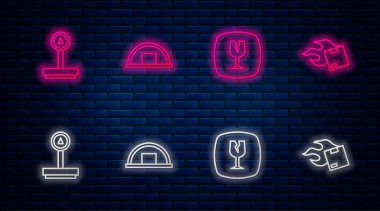 Depo hattı, kırılgan cam, ölçek ve karton kutu. Tuğla duvarda parlayan neon simgesi. Vektör