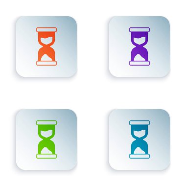 Beyaz arkaplanda izole edilmiş kum ikonu akan eski kum saati rengi. Kum saati işareti. İş ve zaman yönetimi kavramı. Kare düğmelere renkli simgeleri yerleştir. Vektör.