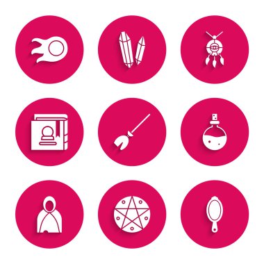 Cadıların süpürge pentagramını aşk iksiri Mantle pelerini Antik sihirli kitap Rüya Avcısı tüyleri ve Ateş Topu ikonu ile daire şeklinde bir ayna şişesine yerleştir. Vektör.