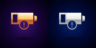 Altın ve gümüş Batarya şarj seviyesi göstergesi simgesi siyah arkaplanda izole edildi. Vektör.