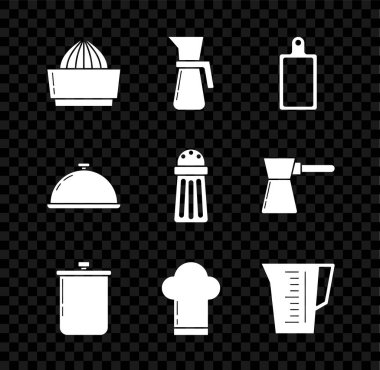 Meyve sıkacağı ölçme kabı kesme tahtasına yemek tepsisi ve tuz ikonu kaplı aşçı şapkası koyun. Vektör.