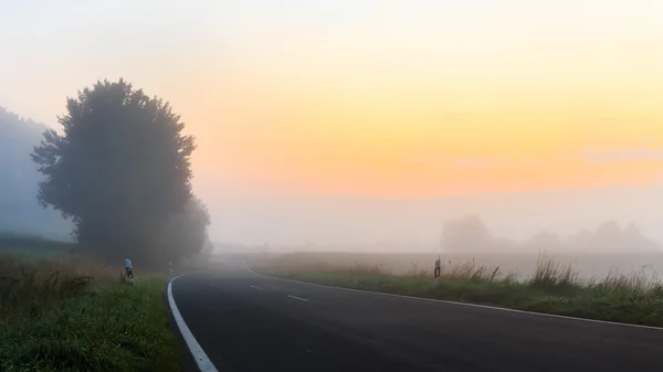 Mistige ochtend zonsopgang in Beieren — Stockfoto