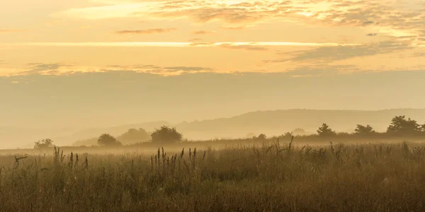 Mistige ochtend zonsopgang in Beieren — Stockfoto