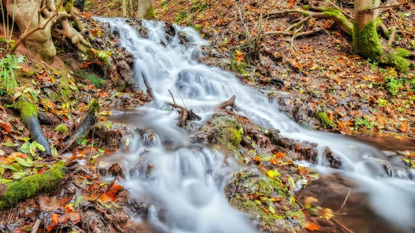 Herfst waterval — Stockfoto