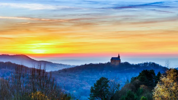 Zachód słońca za Guegel Kościół — Zdjęcie stockowe