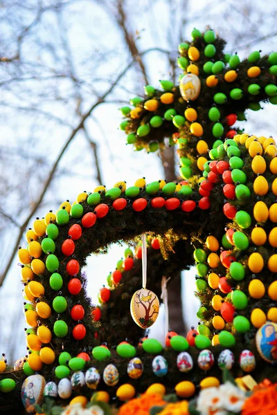 Deutscher traditioneller Osterbrunnen — Stockfoto