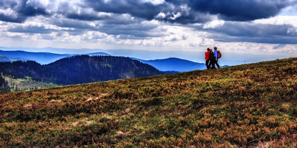 Mensen wandelen in feldberg mountain in het voorjaar van — Stockfoto