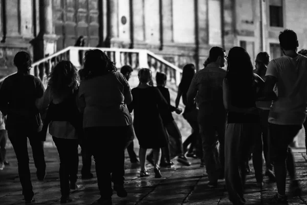 Palermo Noche de baile en Piazza Pretoria —  Fotos de Stock