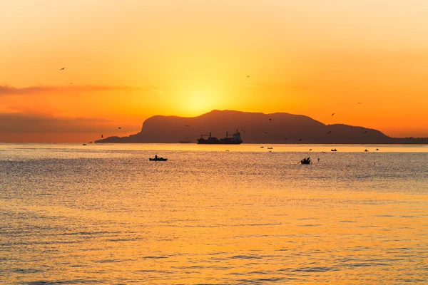 Nascer do sol dramático sobre o mar Mediterrâneo — Fotografia de Stock