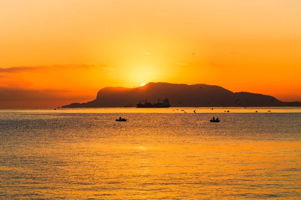 Dramático amanecer sobre el mar Mediterráneo — Foto de Stock