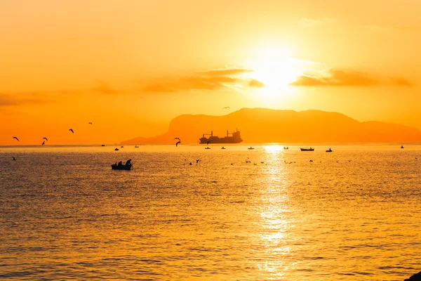 Lever de soleil dramatique sur la mer Méditerranée — Photo