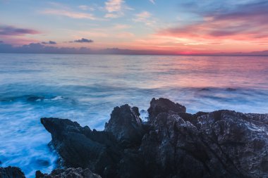 Sicilya sahil üzerinde gündoğumu