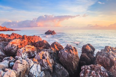 Sicilya sahil üzerinde gündoğumu