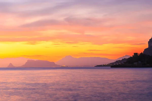 Salida del sol sobre la costa de Sicilia — Foto de Stock