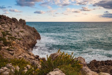 Sahil güneş doğarken