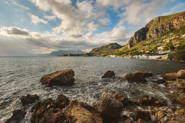 Sahil güneş doğarken — Stok fotoğraf