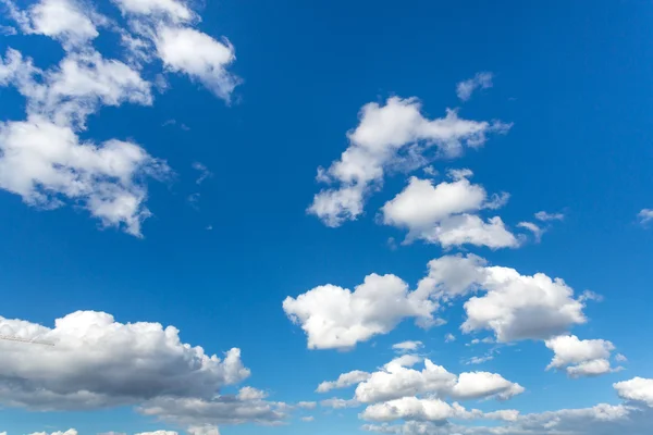 Nuages par une belle journée, illustrant Cloud Computing — Photo