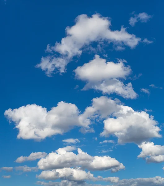 Nuages par une belle journée, illustrant Cloud Computing — Photo