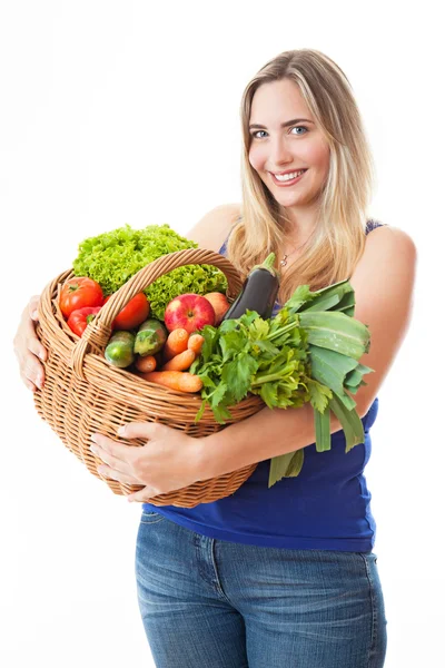 Jeune belle femme en bonne santé avec un panier plein de légumes frais — Photo