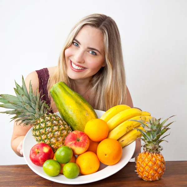 Young healthy beautiful woman with a bowl of fresh exotic fruit — Stock Photo, Image