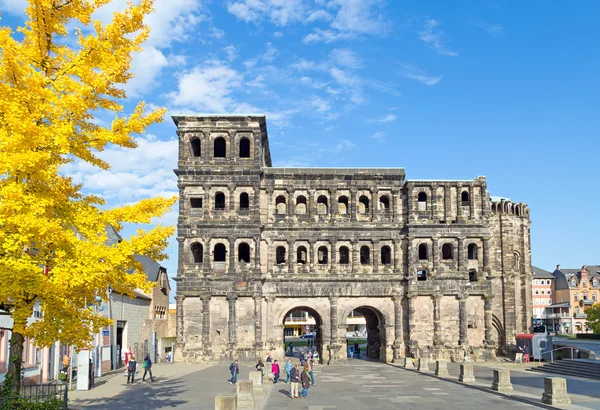 Porta Nigra i Trier på en vacker dag — Stockfoto