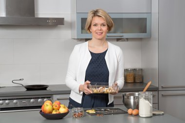 Modern mutfak güzel kadın