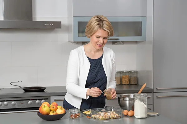 Modern mutfak güzel kadın