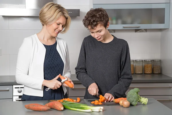 Anne ve oğul mutfakta.