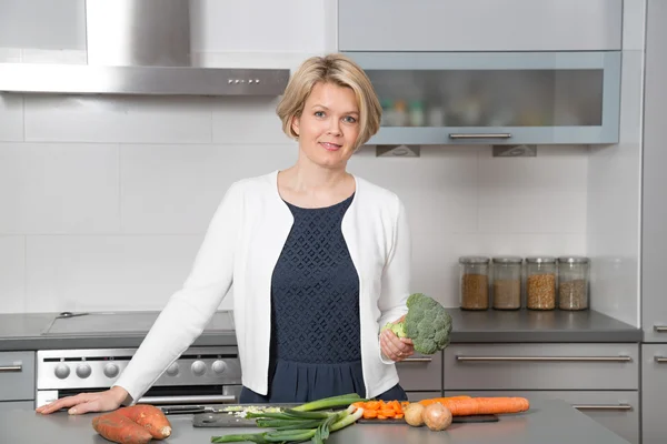 Beautiful woman in a modern kitchen — Stock Photo, Image