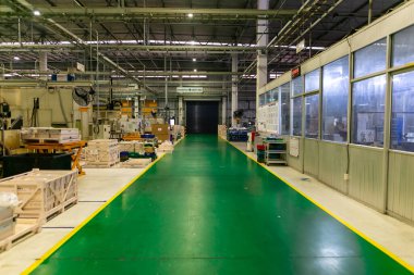 Forklift geçişine izin vermeyerek operatör kullanımı için imalatta yürüme yolu. Fabrikadaki ilk güvenlik bölgesi. Manufactory iç yürüyüş yolu
