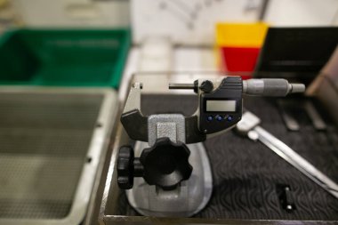 Pnömatik ekipman ve hidrolik sistemli makine parçası, elektrik parçası ve endüstriyel fabrikada üretim için mekanik cihaz. 