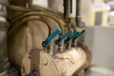 Pnömatik ekipman ve hidrolik sistemli makine parçası, elektrik parçası ve endüstriyel fabrikada üretim için mekanik cihaz. 