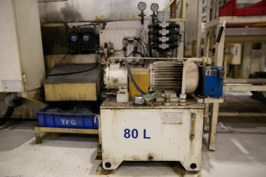 Pnömatik ekipman ve hidrolik sistemli makine parçası, elektrik parçası ve endüstriyel fabrikada üretim için mekanik cihaz. 