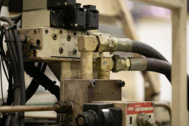 Pnömatik ekipman ve hidrolik sistemli makine parçası, elektrik parçası ve endüstriyel fabrikada üretim için mekanik cihaz. 