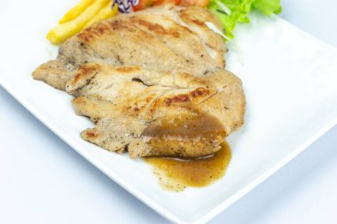 Beyaz arka planda biftek ve salata. Plastik tepsi ya da köpükle eve servis edildiğinden beri yeni normaller. Sağlıklı beslenmek için Keto. izole edilmiş arkaplan fotoğrafçılığını kapat.