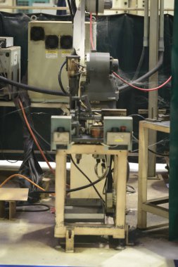 Endüstriyel imalat için alet edevat ve metal malzeme ile makine parçası, Fabrikada yürüyüş yolu, bir otomobil atölyesi için güvenlik parçası.